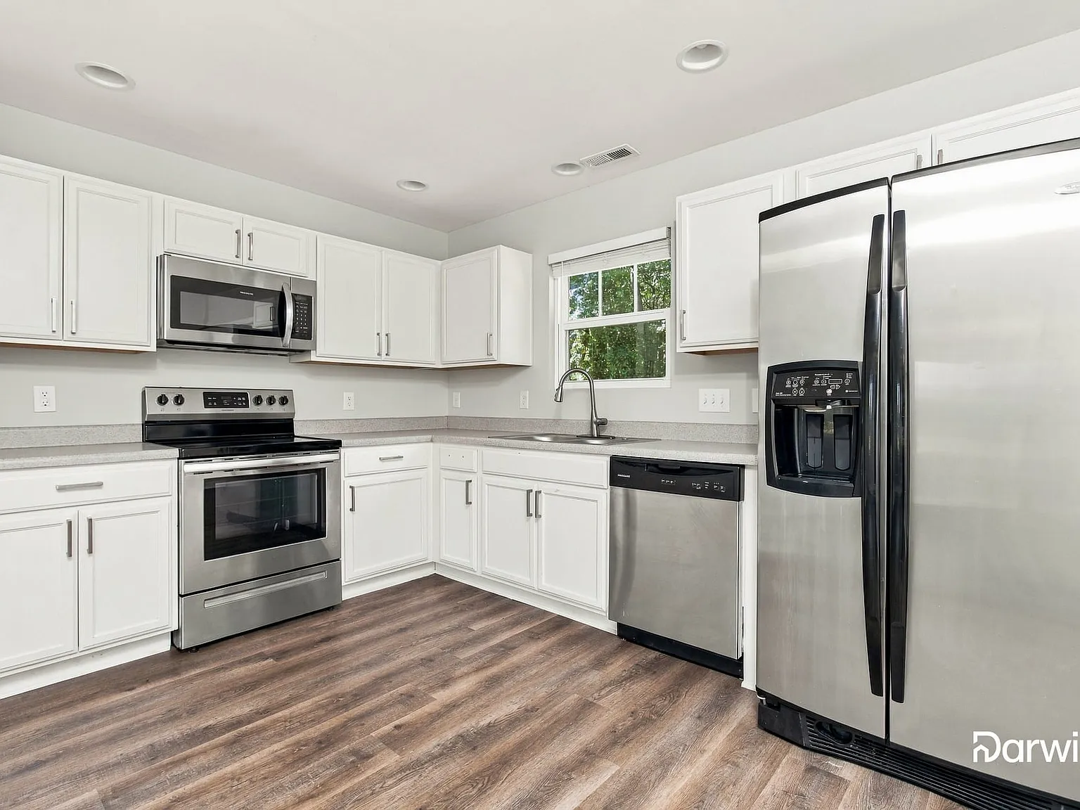 3 bed, 2.0 bath, 1300 sqft, $1,665 — Photo 3