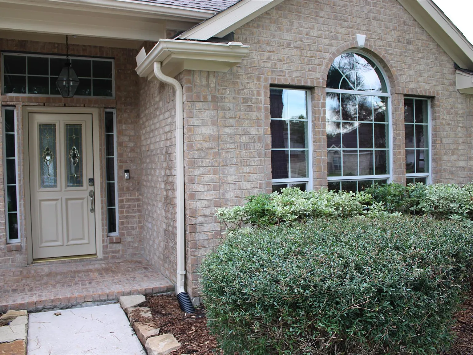 3 bed, 2.0 bath, 2291 sqft, $2,500 — Photo 2