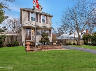 10 Commerce Pl, Islip Terrace, NY 11752