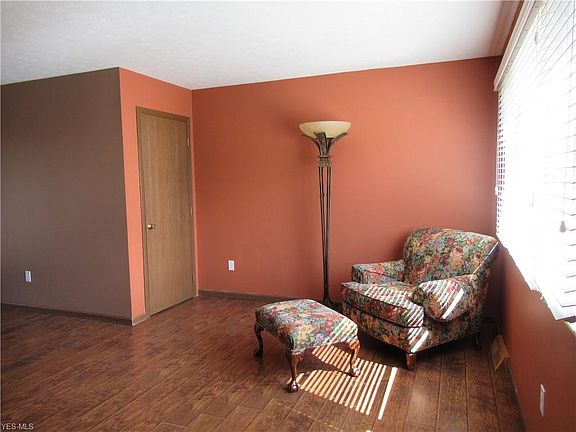 2nd image of 19 E Wellock Dr