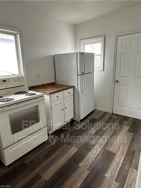 2 bed, 1.0 bath, 949 sqft, $875 — Photo 2