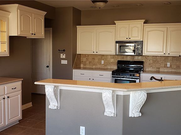 2nd image of 600 SE Lyndal Ln