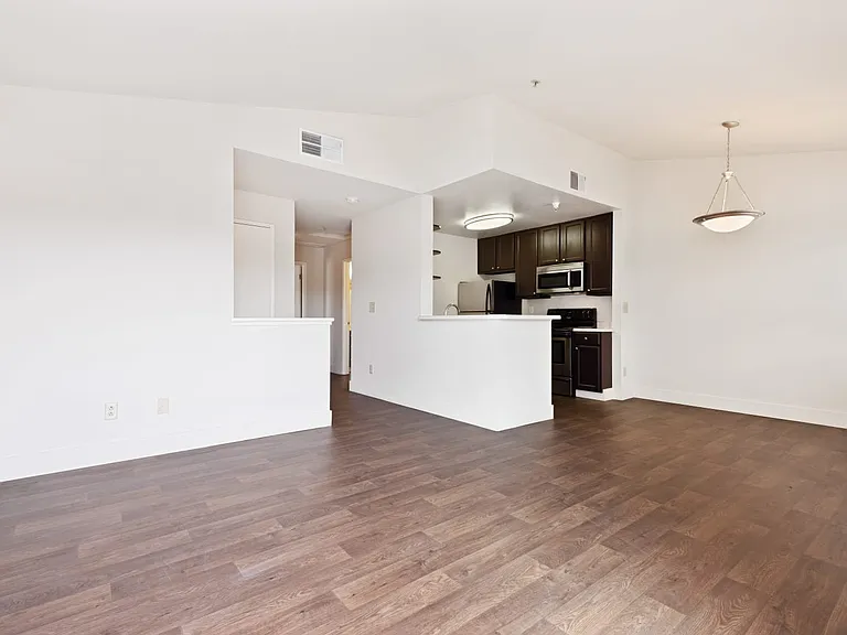 La Vina Apartments — Photo 4
