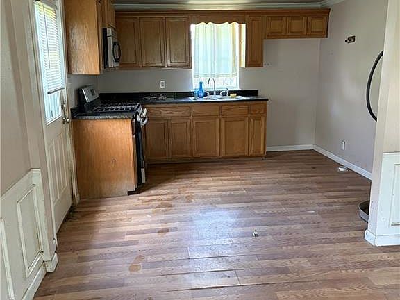 2nd image of 196 Velie St
