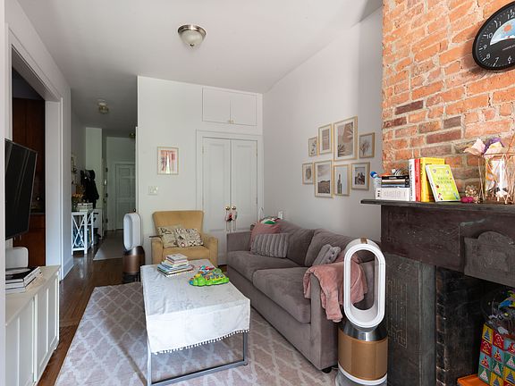 4th image of 210 Calyer St #1