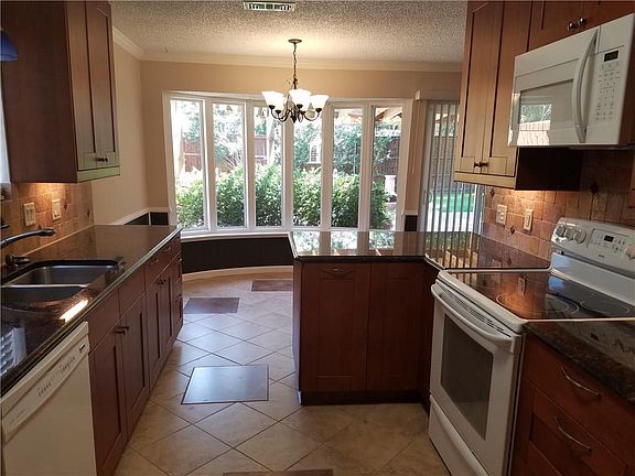 5th image of 1906 Fox Hill Ct