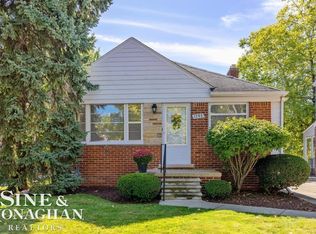 1793 Roslyn Rd, Grosse Pointe Woods, MI 48236