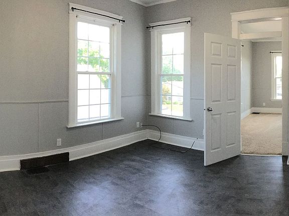 3rd image of 935 Farrington St #3