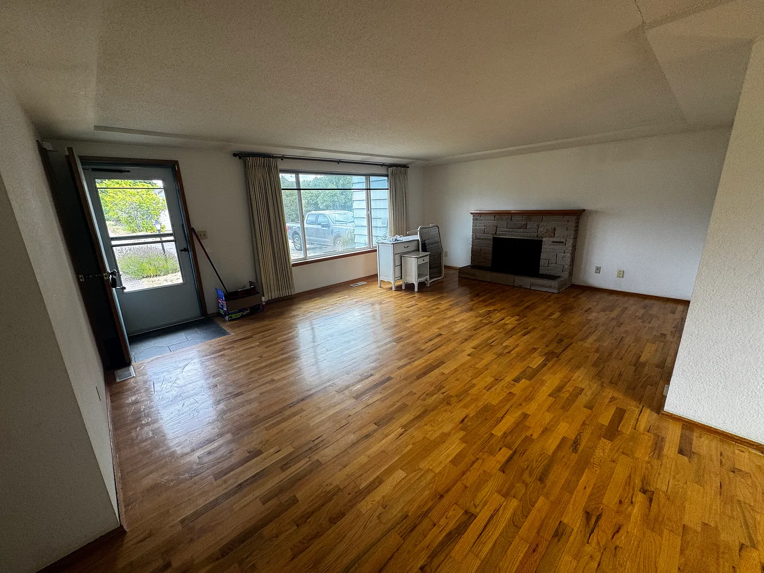 4 bed, 2.5 bath, 1957 sqft, $3,500 — Photo 3