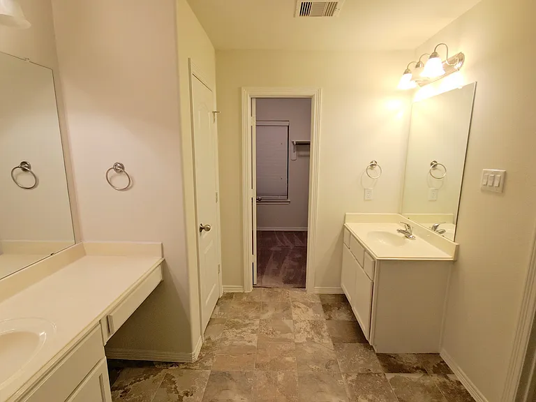 8117 Silverton Creek Ln — Photo 17