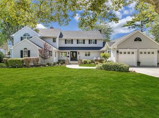 16 Davison Ln W, West Islip, NY 11795