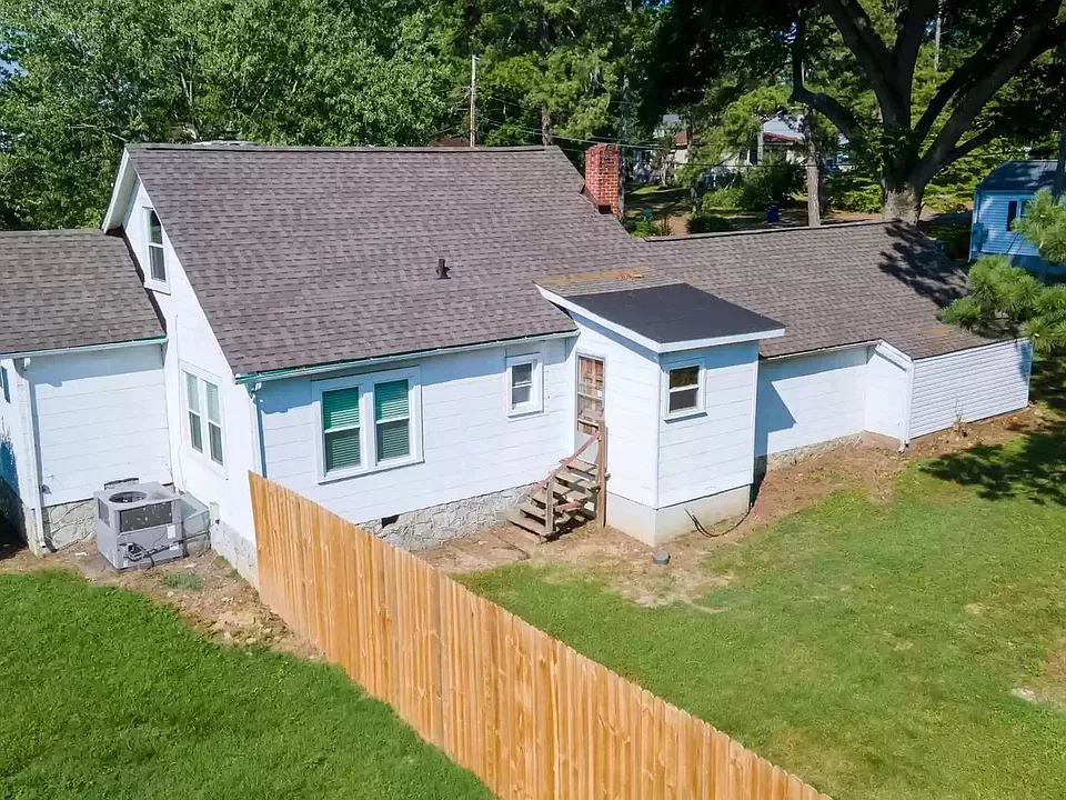 126 Hunt Ave
