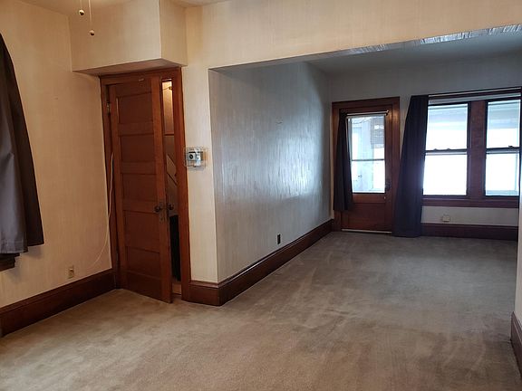 3rd image of 905 Lowry Ave NE #1