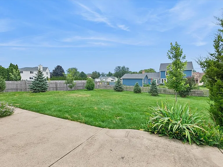 1858 Princeton Cir — Photo 17