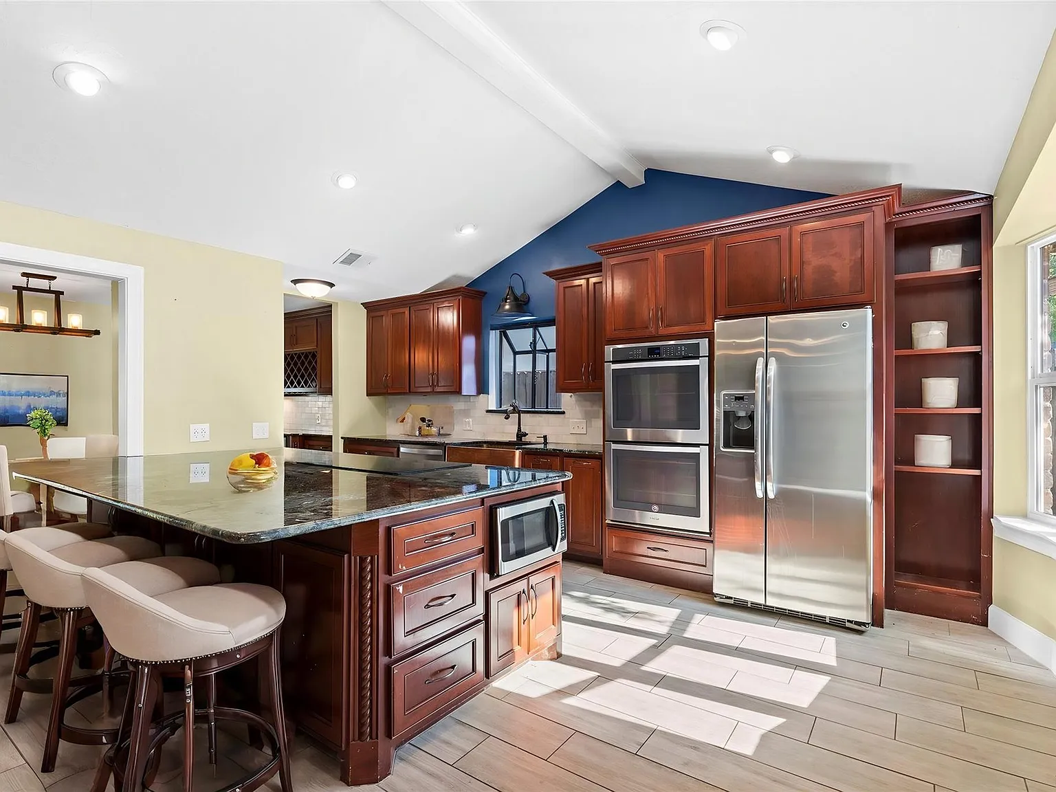 3 bed, 2.0 bath, 2224 sqft, $2,450 — Photo 4