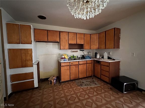 3rd image of 2501 Kenwood Dr SW