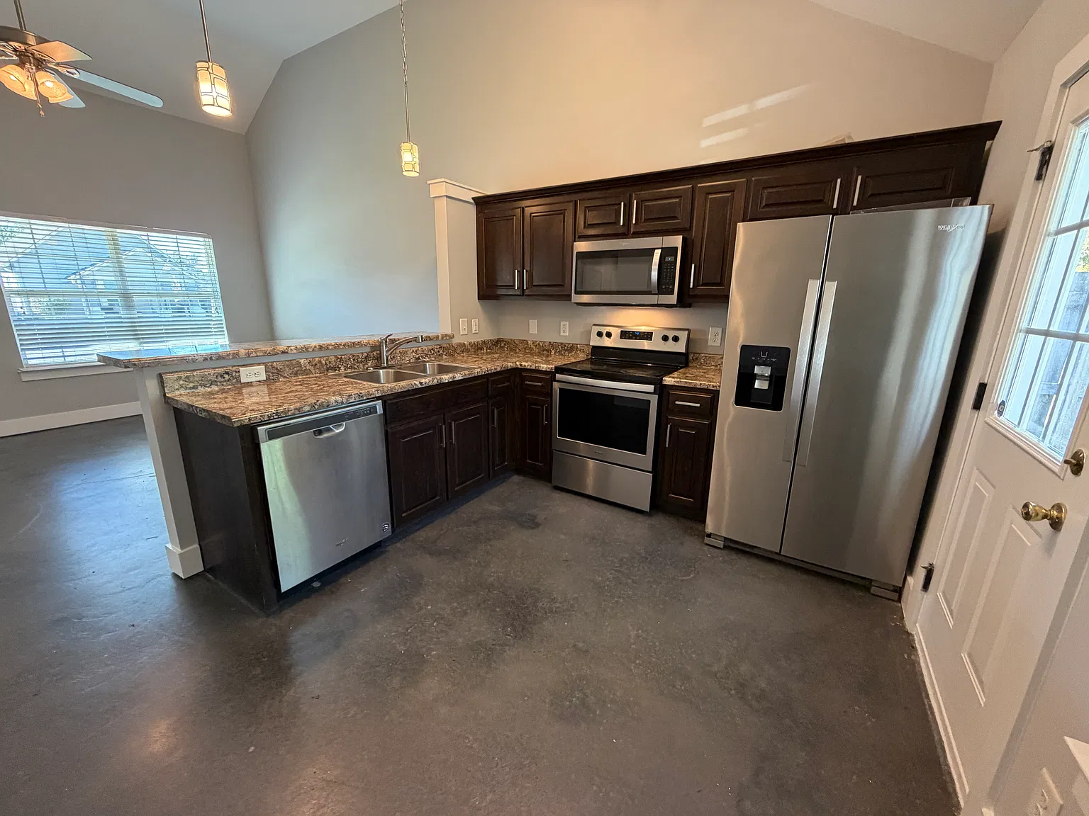 3 bed, 949 sqft, $1,650 — Photo 4