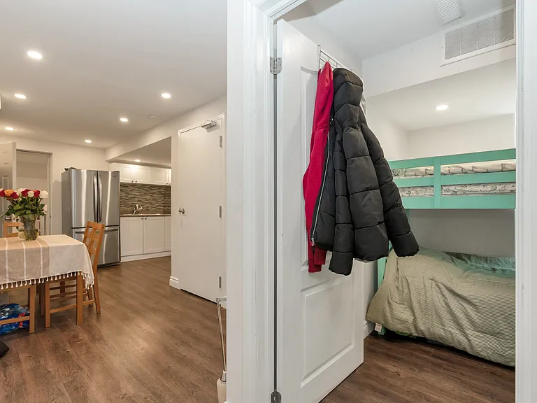 900 Green St #B — Photo 9