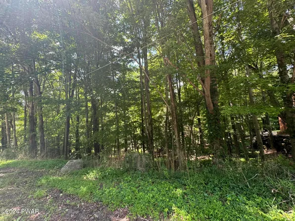 33 Northgate Ct, Lake Ariel, PA 18436