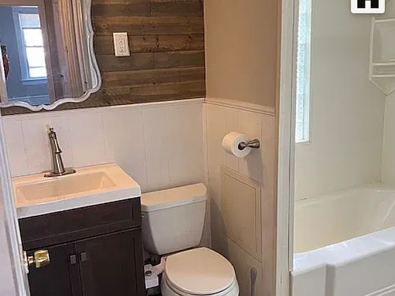 5th image of 1049 W 28th St