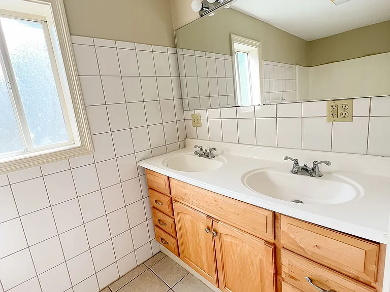 70 Groton Ave — Photo 7