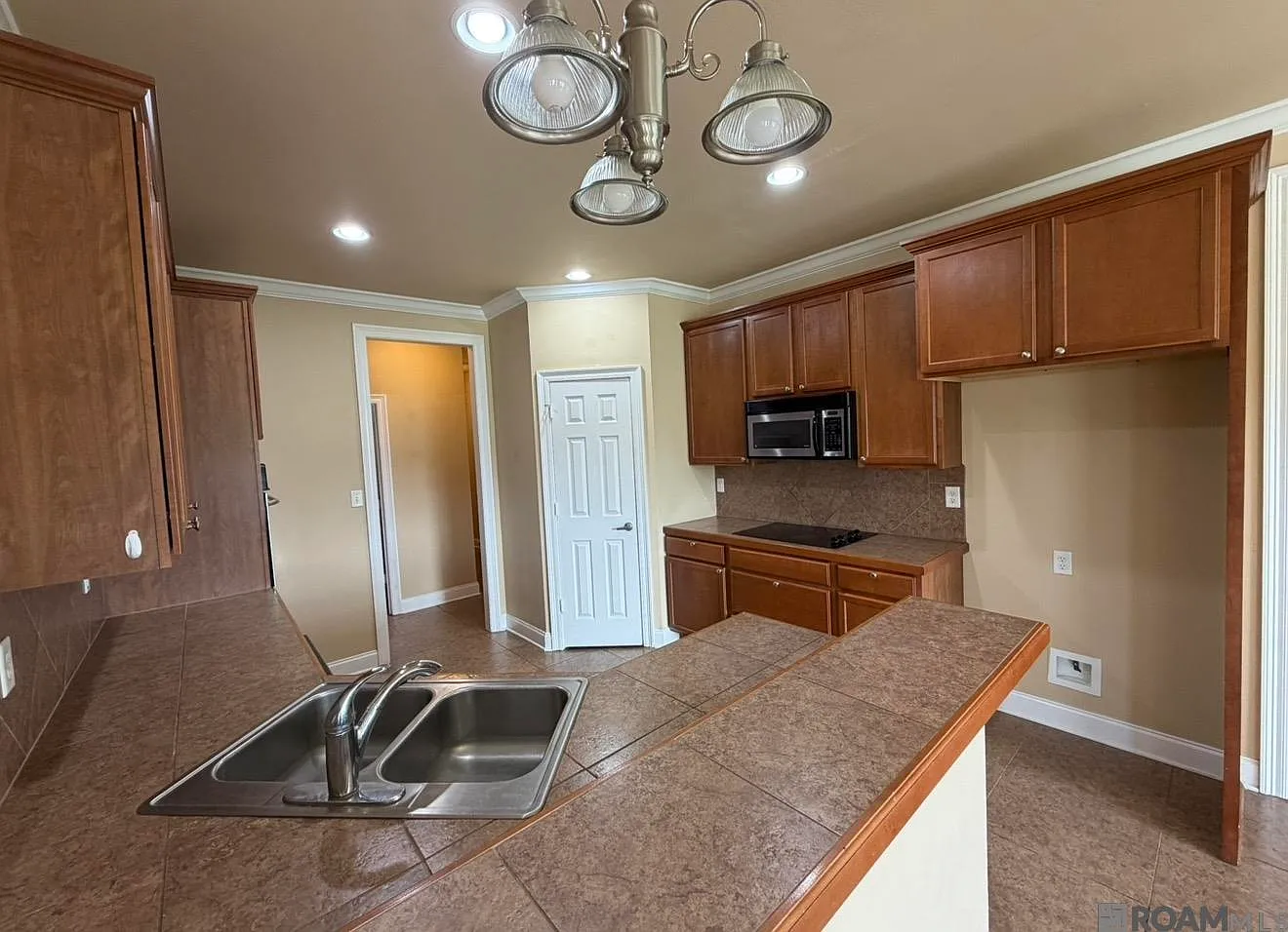 4 bed, 2362 sqft, $2,300 — Photo 3