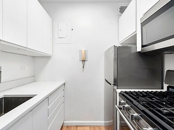 4th image of 166 E 63rd St APT 4H