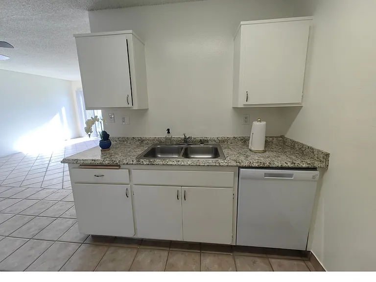 904 W Victoria Ave #160 — Photo 2