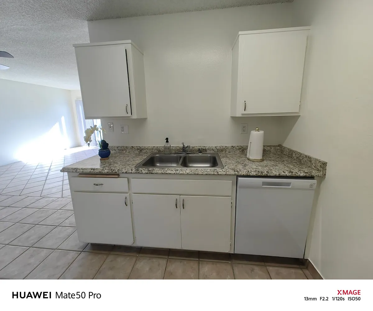 Building Photo - 904 W Victoria Ave #160