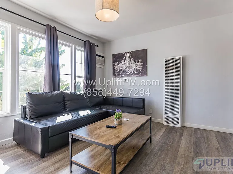 4833 Castle Ave — Photo 7