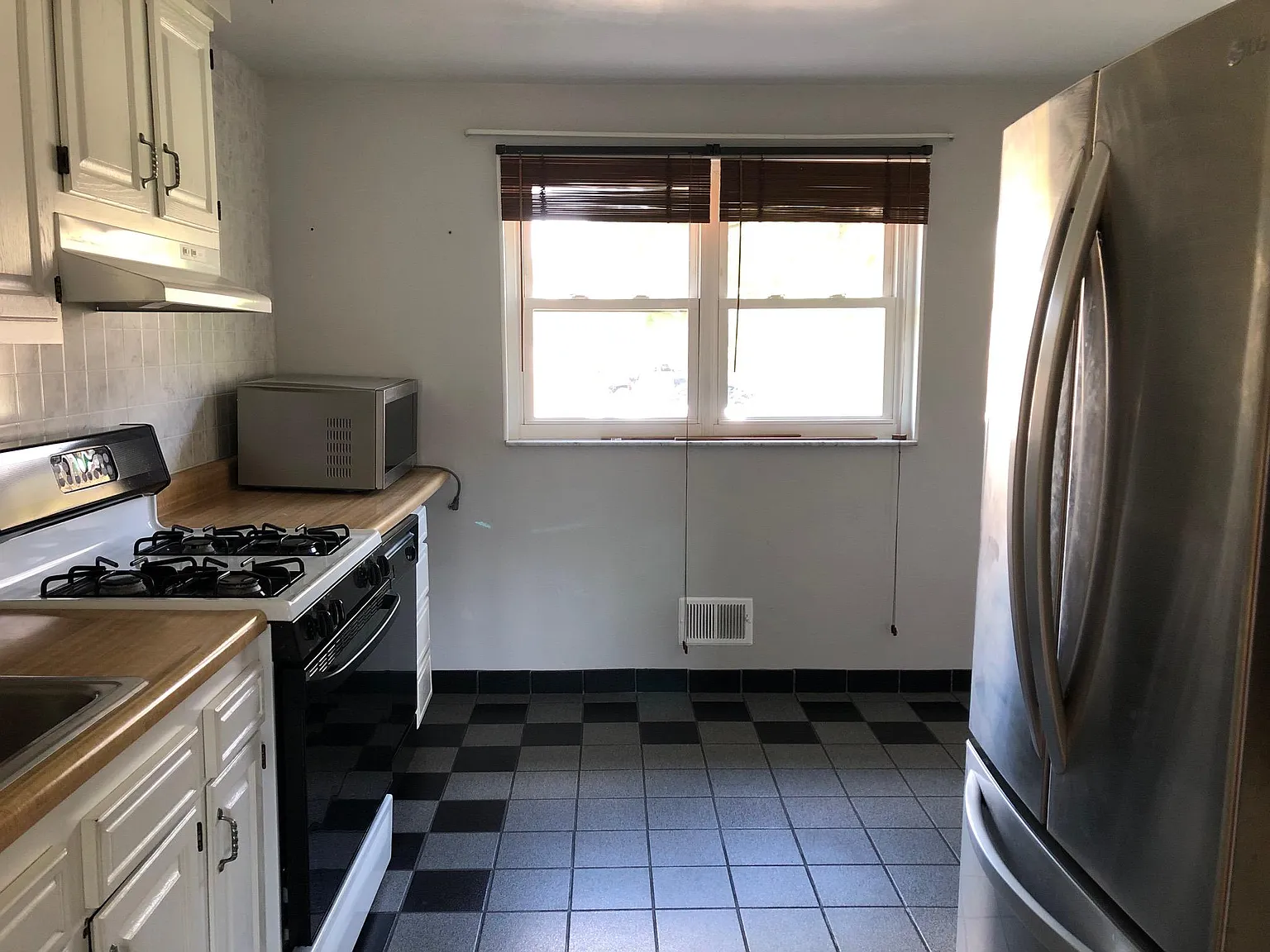 3 bed, 1200 sqft, $1,275 — Photo 1