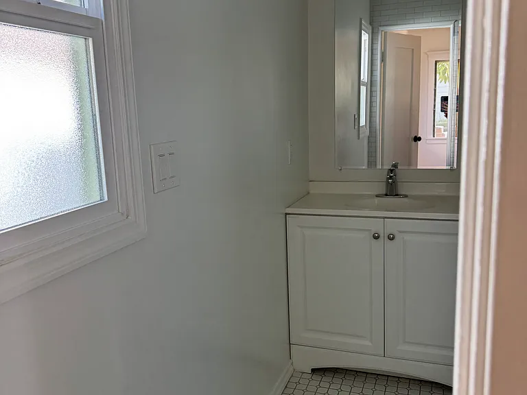 411-413 E Randolph St #A — Photo 8