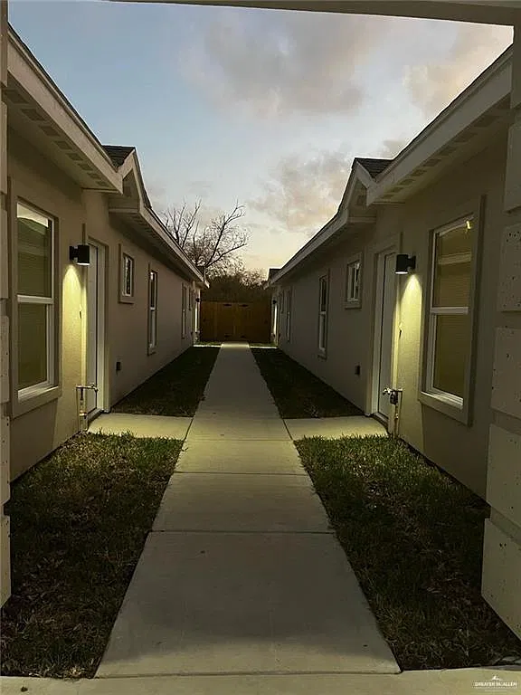 2 bed, 2.0 bath, 4050 sqft, $1,100 — Photo 3