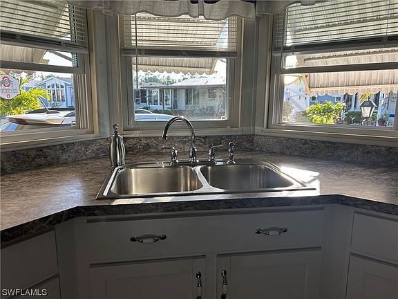 3rd image of 3158 Longview Dr