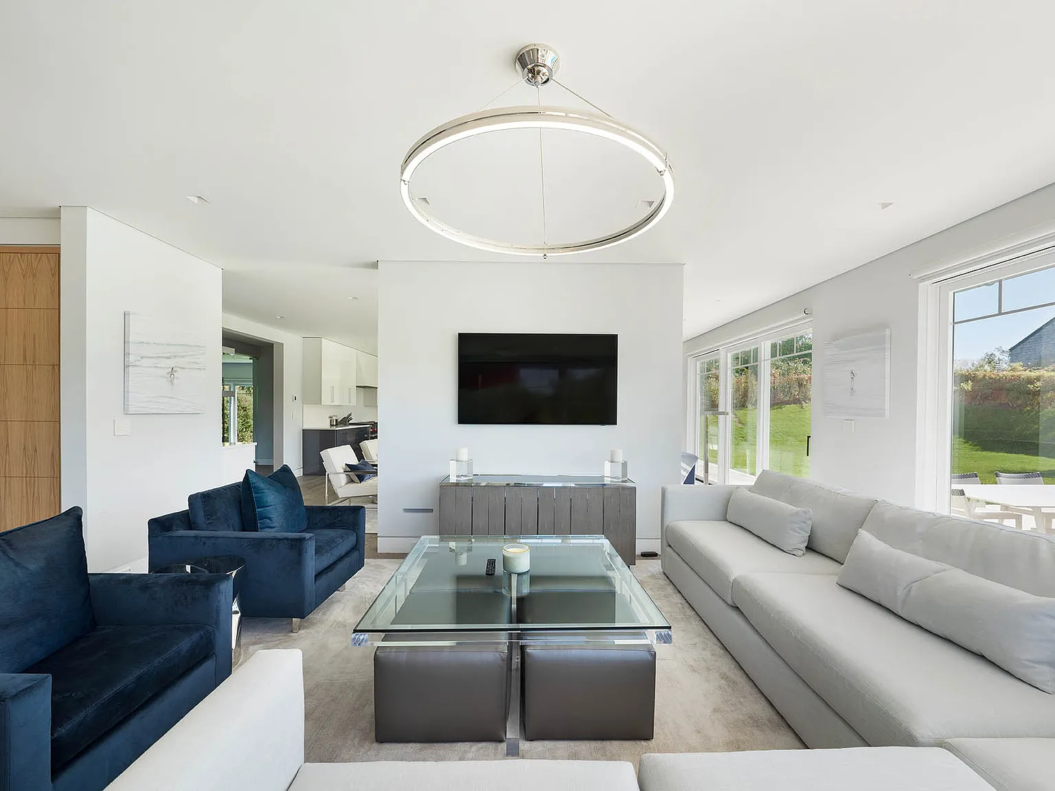 Grand Scale Luxury Rental in Ditch Plains, Montauk — Photo 3