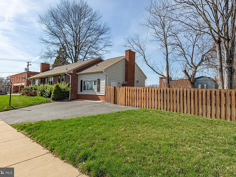 1321 Rowe St #C — Photo 1