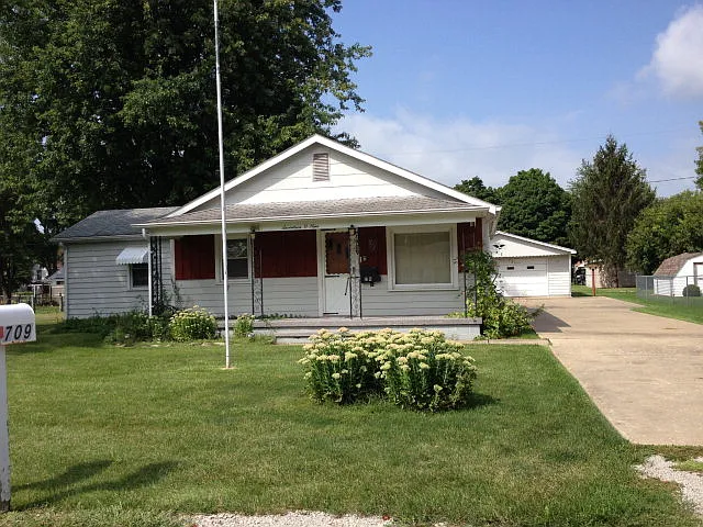 1709 Crestwood St photo 1