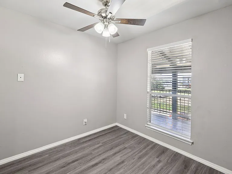 Premier Gardens Apartments — Photo 36