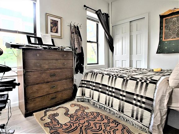 5th image of 601 E 11th St APT 2a