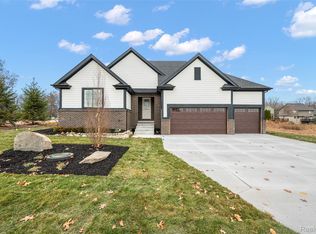 29697 Red Fox Ln, Chesterfield, MI 48047