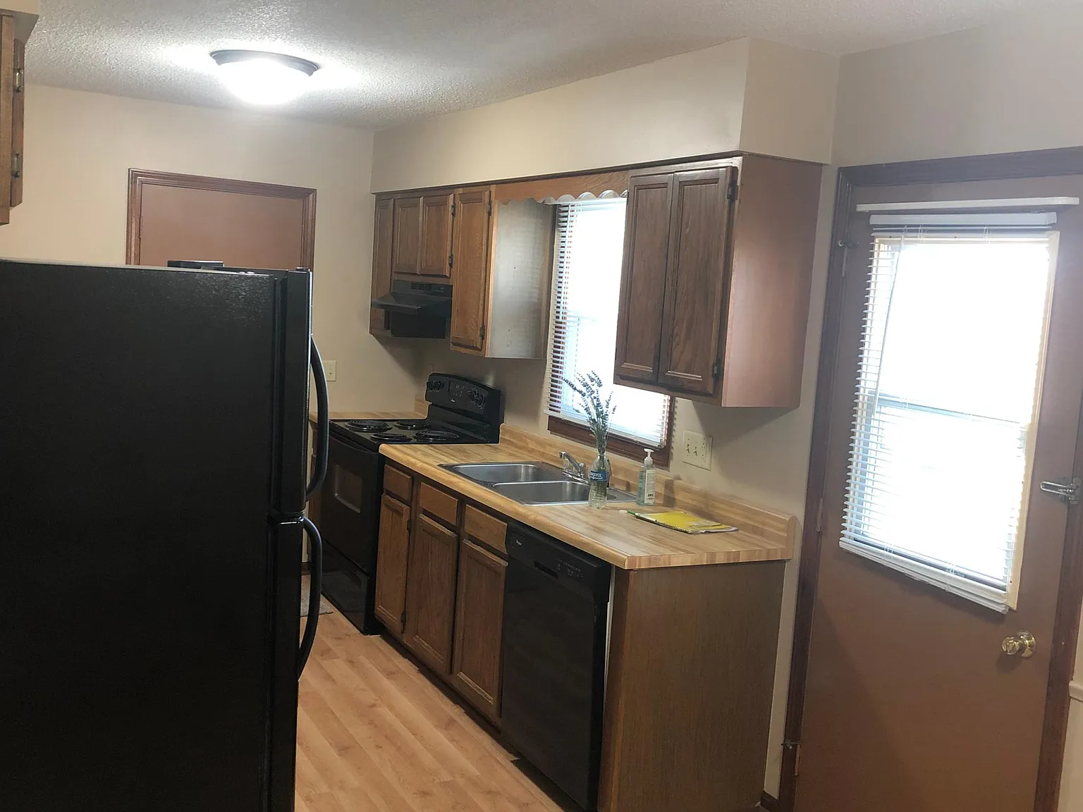 3 bed, 1.5 bath, 1060 sqft, $1,000 — Photo 3