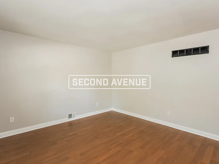 11032 N Harrison St — Photo 14