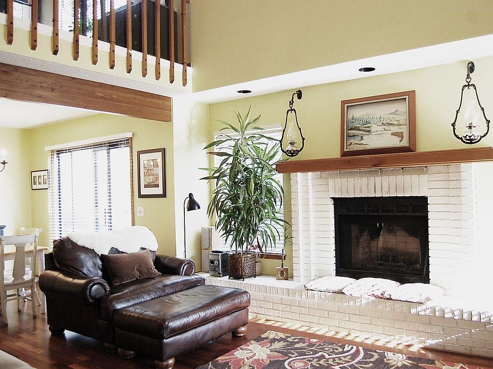 Living room, dining room and loft : *Paint has been updated since photo.