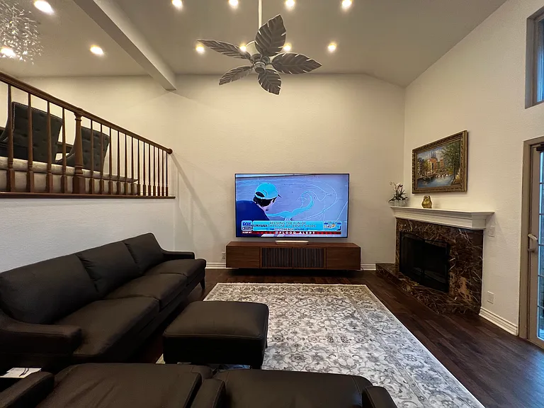 7825 Seaglen Dr — Photo 2