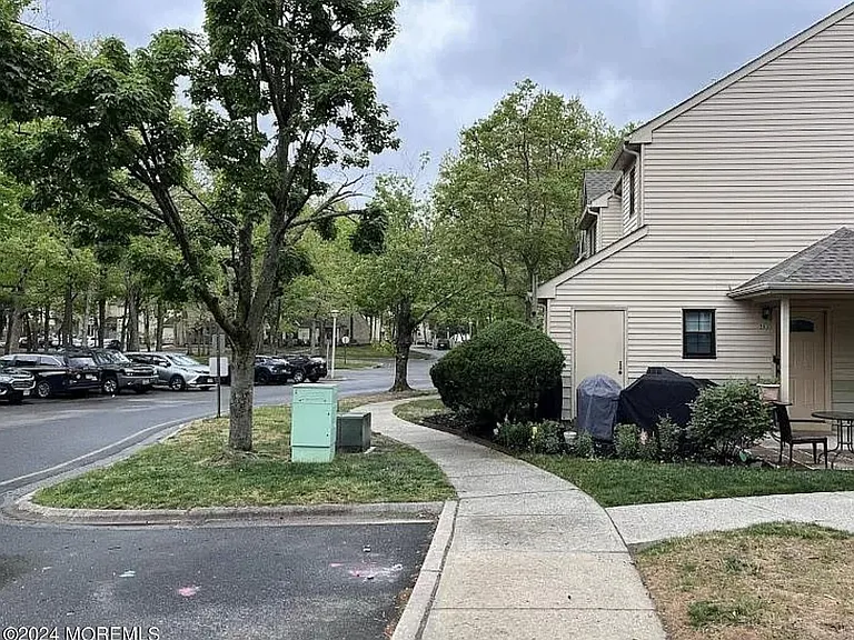 182 Azalea Cir — Photo 2