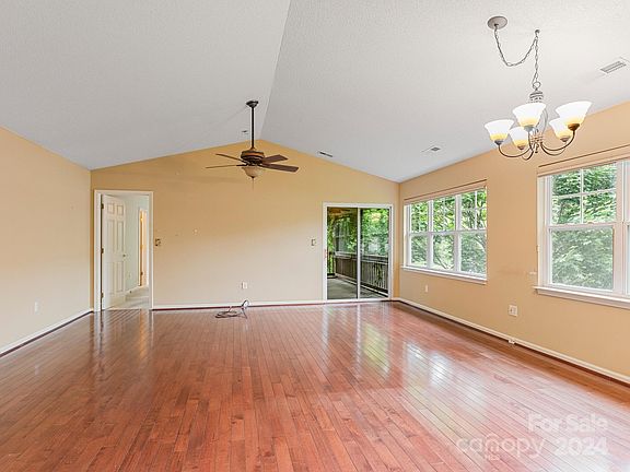 4th image of 112 Clear Creekside Dr