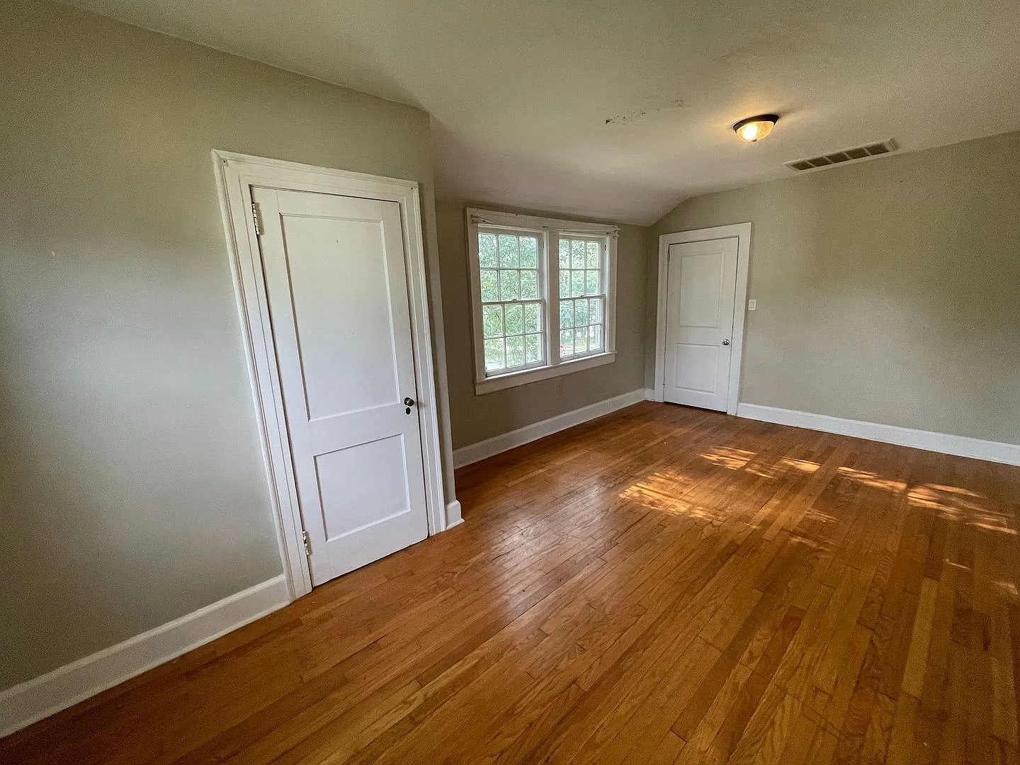 SH054-703 N Lafayette Street — Photo 3