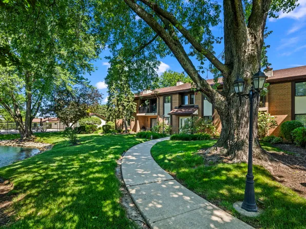 2221 Wharf Dr APT 208, Woodridge, IL 60517