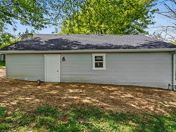 3rd image of 124 Lakeview Dr