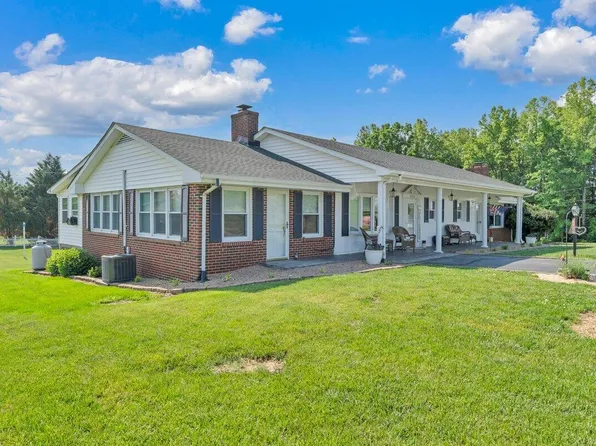 3226 Rakes Rd, Rocky Mount, VA 24151